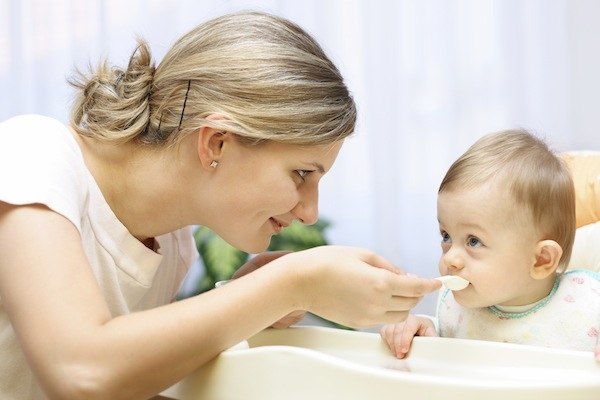 Dinh dưỡng cho bé 6 tháng tuổi – Có nên cho bé ăn váng sữa?