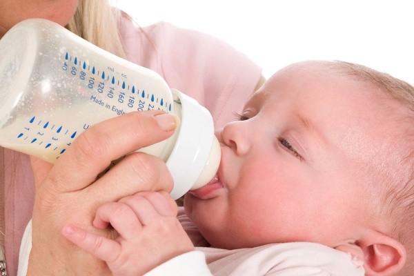 Sữa cho trẻ sơ sinh và những điều mẹ cần biết