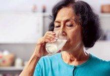 Người cao tuổi nên uống sữa gì