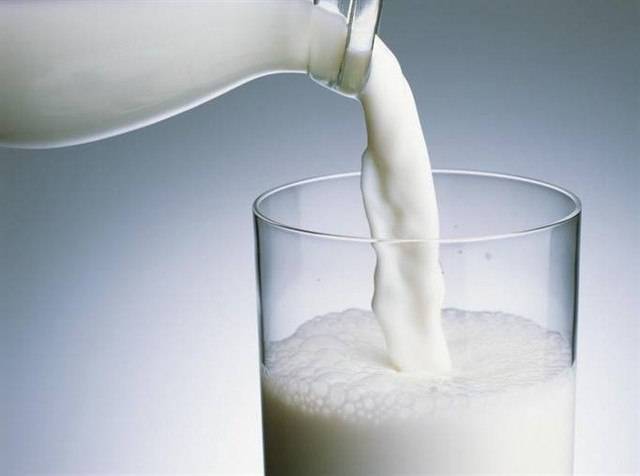 Sữa là một trong những thực phẫm giúp tăng cân cho bé