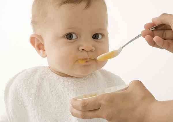 Bố mẹ nên cho bé ăn phomai vào lúc nào?