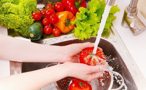 Học cách rửa hoa quả đúng cách, an toàn vệ sinh
