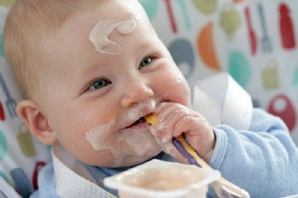 Bí quyết dùng sữa chua cho bé 6 tháng tuổi