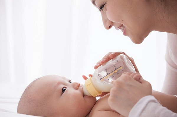 Ủ sữa cho bé sơ sinh như thế nào
