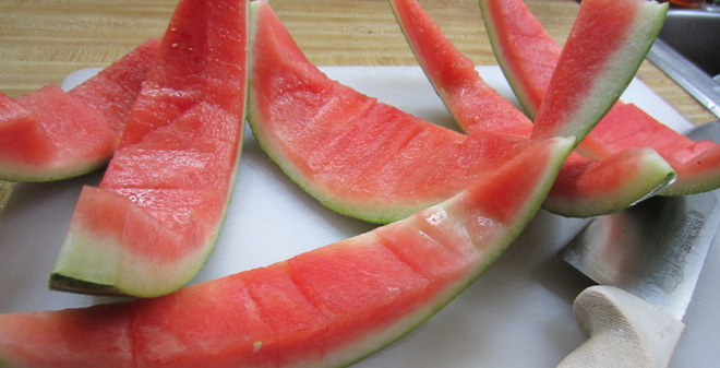 Phần vỏ màu trắng hoặc xanh lá cây của dưa hấu chứa citronella.
