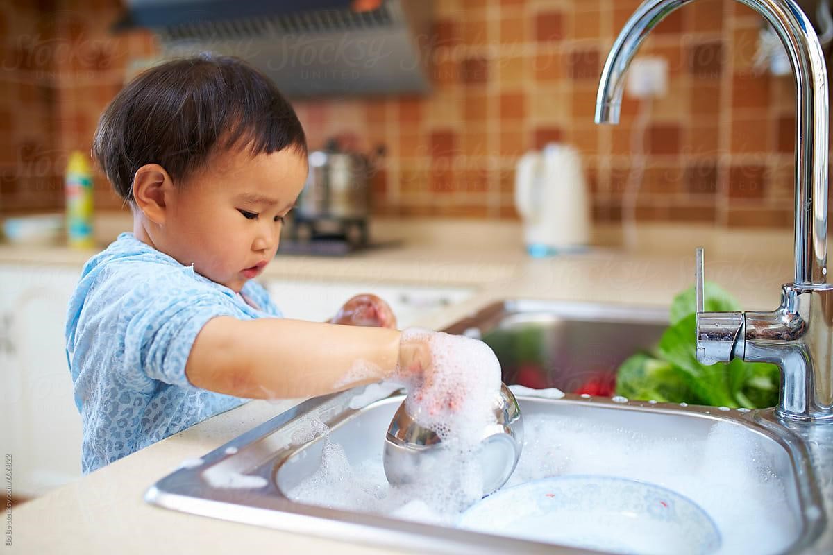 Chọn nước rửa chén bát cho bé an toàn mẹ đã biết chưa?