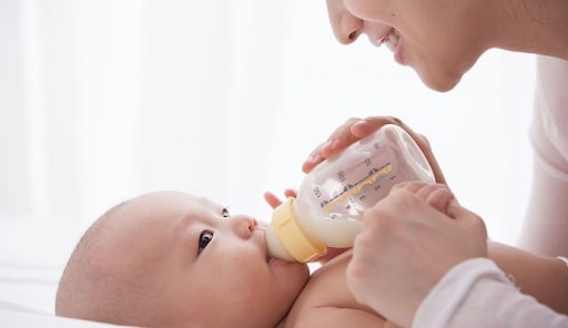 hướng dẫn pha sữa đúng cách cho trẻ sơ sinh