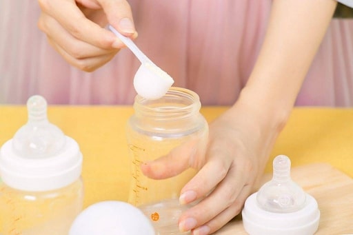 Hướng dẫn pha sữa đúng cách cho trẻ sơ sinh 