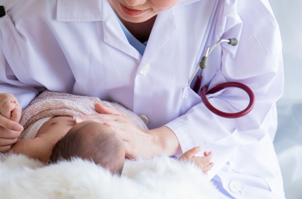 Bác sĩ khám sức khỏe tiêu hóa cho trẻ bị táo bón kéo dài