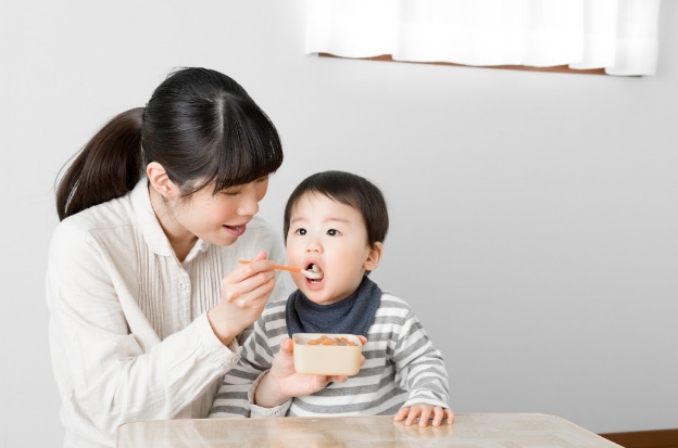 Ngoài uống sữa phát triển trí não, mẹ cũng nên cho trẻ ăn đủ chất