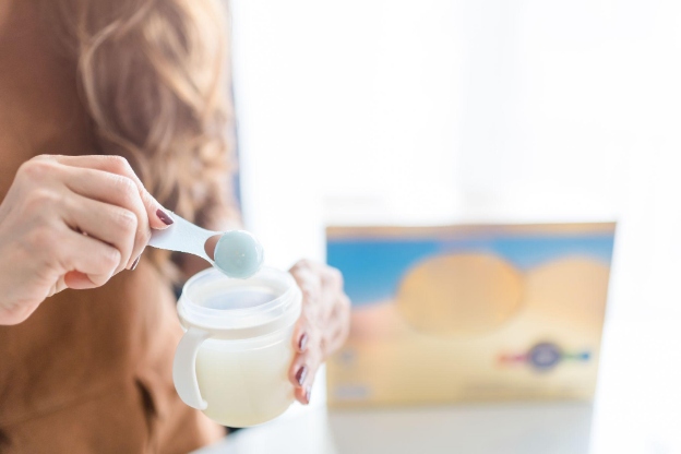 Mẹ pha sữa mát tăng cân cho bé đúng tỷ lệ và nhiệt độ theo hướng dẫn